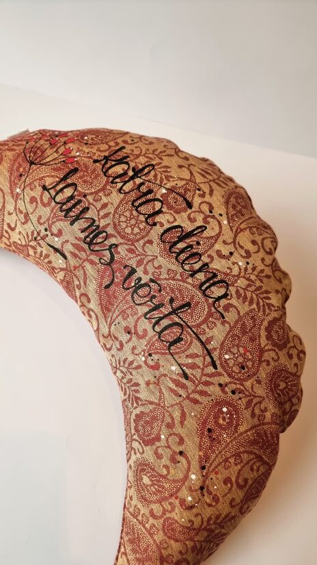 GRIĶU SPILVENS 10 AR UZRAKSTU "KATRA DIENA LAIMES VĒRTA" NIERĪTES RAKSTS DZELTENI SARKANS 28X60 CM